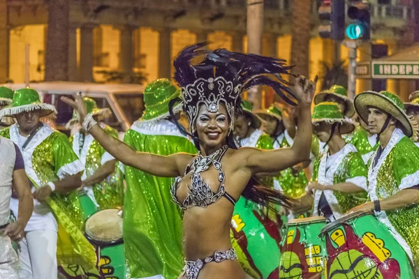 우 루의 카니발 퍼레이드에서 의상을 입은 매력적인 흑인 여성 댄서 — 스톡 사진