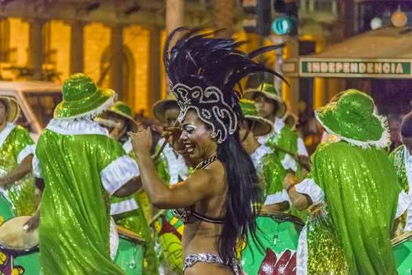 Atractiva bailarina negra en el desfile de carnaval de Uru —  Fotos de Stock