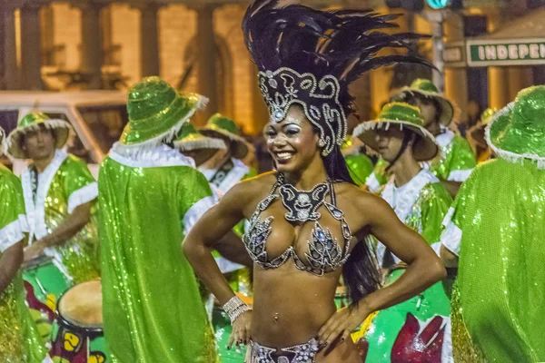 Costumado atraente mulher negra dançarina no desfile de carnaval de Uru — Fotografia de Stock