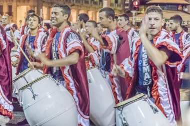 Uruguay Karnaval Geçidi 'nde Candombe Davulcuları Grubu