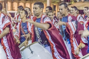 Uruguay Karnaval Geçidi 'nde Candombe Davulcuları Grubu