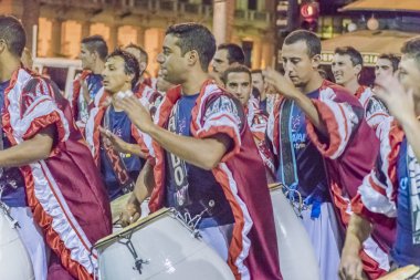 Uruguay Karnaval Geçidi 'nde Candombe Davulcuları Grubu