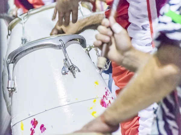 Gruppe von Candombe-Trommlern beim Karnevalsumzug in Uruguay — Stockfoto