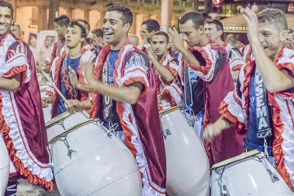 Skupina bubeníků Candombe na karnevalové přehlídce Uruguaye — Stock fotografie