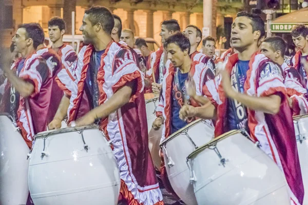 Groupe de batteurs de Candombe au défilé de carnaval de l'Uruguay — Photo