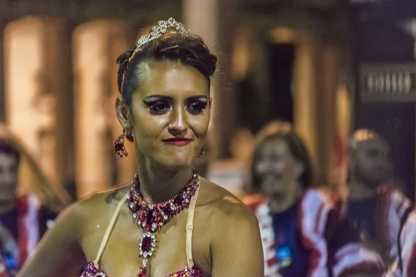 Nahaufnahme Shooting kostümierte Tänzerin bei Karnevalsumzug von Urugu — Stockfoto