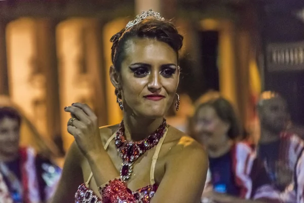Танцовщица в костюме крупным планом на карнавальном параде в Уругу — стоковое фото