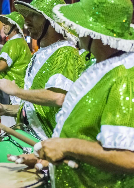 Skupina bubeníků Candombe na karnevalové přehlídce Uruguaye — Stock fotografie