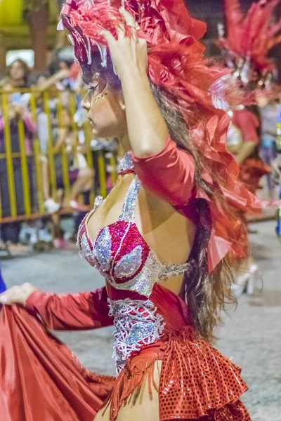 Kostümierte attraktive junge Tänzerin beim Karnevalsumzug von Uru — Stockfoto