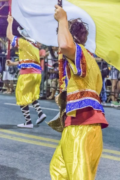 Hombre de Disfraces con Bandera Marchando en Desfile de Carnaval de Uruguay — Foto de Stock