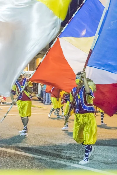 Kostium mężczyzn z flagą Marching na Carnival Parade Urugwaju — Zdjęcie stockowe