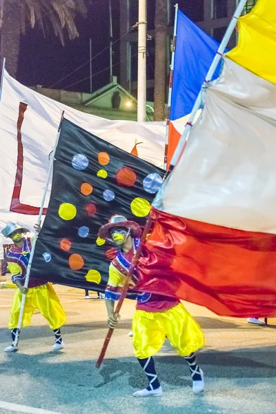 Κοστουμιών με σημαίες που βαδίζουν στην Αποκριάτικη παρέλαση της Ουρουγουάης — Φωτογραφία Αρχείου