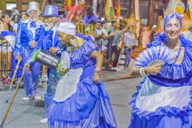 Uruguay karnaval yürüyüş kostümlü yaşlılar grubu