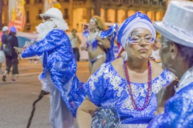 Uruguay karnaval yürüyüş kostümlü yaşlılar grubu