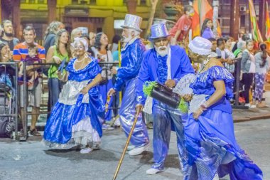 Uruguay karnaval yürüyüş kostümlü yaşlılar grubu