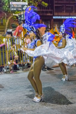 Uruguay Carnival Parade de kostümlü çekici kadın Dancer