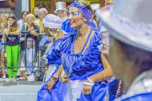 Grupp av kostymerade människor marscherar på karneval i Uruguay — Stockfoto