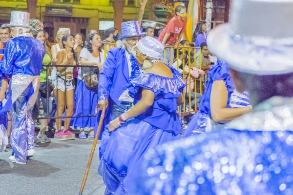 Gruppe kostümierter Senioren marschiert beim Karneval von Uruguay — Stockfoto