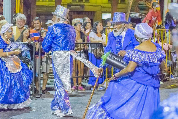Grupo de ancianos disfrazados marchando en el carnaval de Uruguay — Foto de Stock