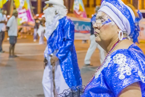 ウルグアイのカーニバルで行進する衣装の高齢者のグループ — ストック写真