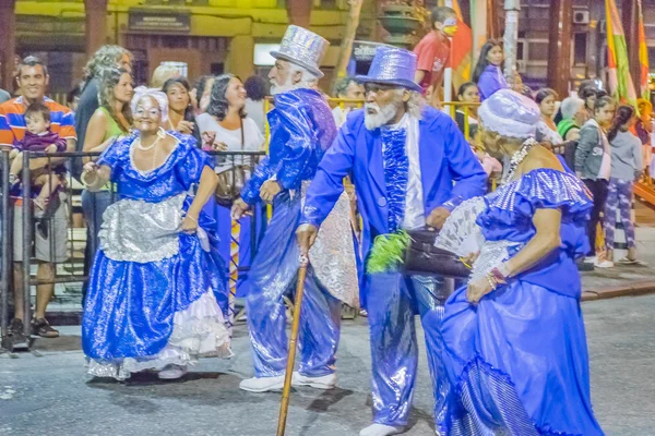 Grupo de idosos fantasiados marchando no carnaval do Uruguai — Fotografia de Stock