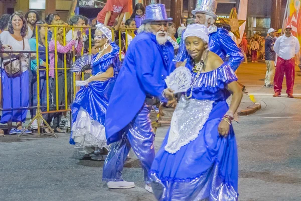 Skupina svých seniorů pochodující na karnevalu Uruguaye — Stock fotografie