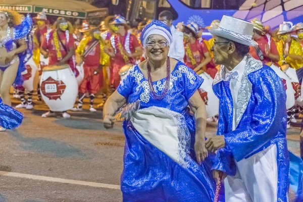 Группа выпускников в костюмах марширует на карнавале в Уругвае — стоковое фото