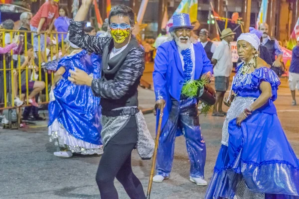 Skupina svých seniorů pochodující na karnevalu Uruguaye — Stock fotografie