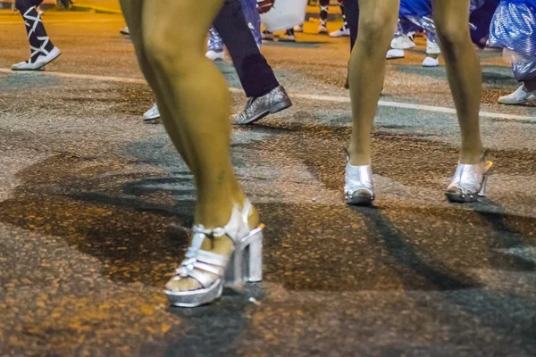Γυναίκες χορεύτρια πόδια στην καρναβαλίστικη παρέλαση της Ουρουγουάης — Φωτογραφία Αρχείου