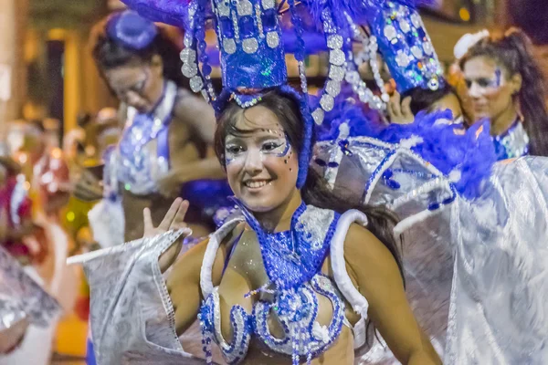 Karnaval geçit Uruguay, kostümlü genç kadın dansçı — Stok fotoğraf