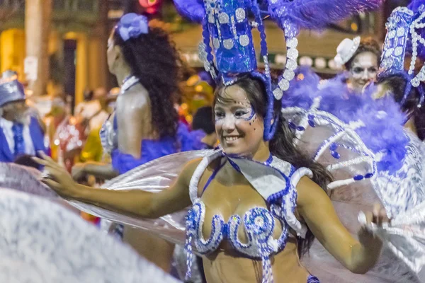 Karnaval geçit Uruguay, kostümlü genç kadın dansçı — Stok fotoğraf