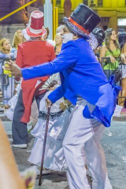 Uruguay Carnival Parade de kostümlü adam dans candombe