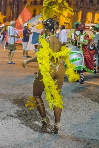 Mulher preta vestida dançando Candombe no desfile de carnaval de Urug — Fotografia de Stock