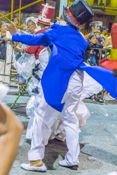 Muž v kostýmu tančící candombe na karnevalové přehlídce Uruguaye — Stock fotografie