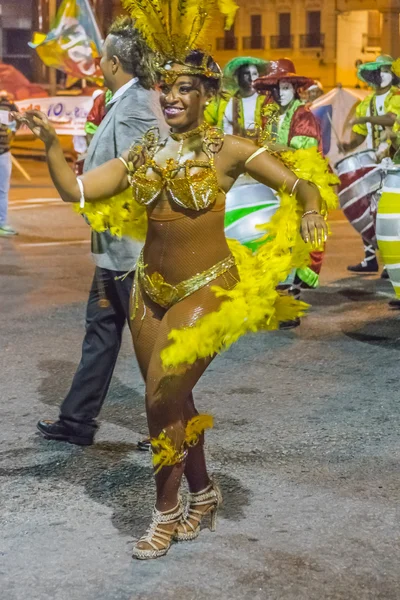 Mujer negra disfrazada bailando al azar en el desfile de carnaval de Urug —  Fotos de Stock