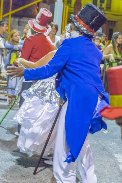 Kostümierter Mann tanzt Candombe beim Karnevalsumzug von Uruguay — Stockfoto