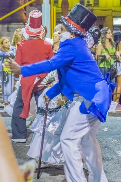 Kostümierter Mann tanzt Candombe beim Karnevalsumzug von Uruguay — Stockfoto
