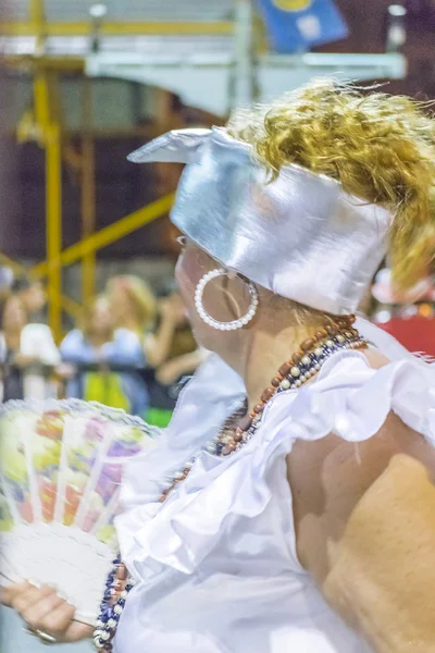 Costumed Senior Woman dancer på Carnival Parade i Uruguay — Stockfoto