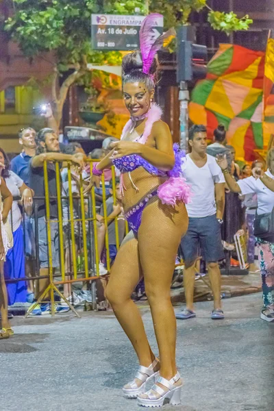 Mulher fantasiada dançando Candombe no desfile de carnaval do Uruguai — Fotografia de Stock