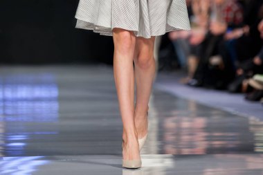 Moda Şovu, Podyum Pisti Etkinliği, Moda Haftası temalı fotoğraf. Modeller yürüyen moda gösterisi finali.