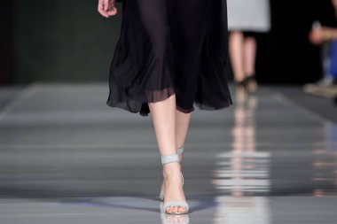 Moda Şovu, Podyum Pisti Etkinliği, Moda Haftası temalı fotoğraf. Modeller yürüyen moda gösterisi finali.