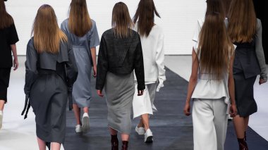 Moda Şovu, Podyum Pisti Etkinliği, Moda Haftası temalı fotoğraf. Modeller yürüyen moda gösterisi finali.