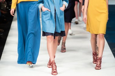 Moda Şovu, Podyum Pisti Etkinliği, Moda Haftası temalı fotoğraf. Modeller yürüyen moda gösterisi finali.