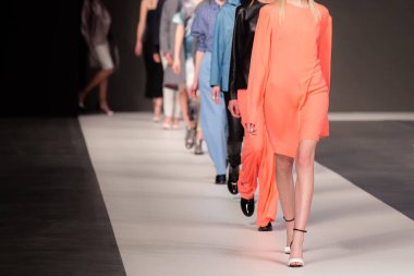 Moda Şovu, Podyum Pisti Etkinliği, Moda Haftası temalı fotoğraf. Modeller yürüyen moda gösterisi finali.