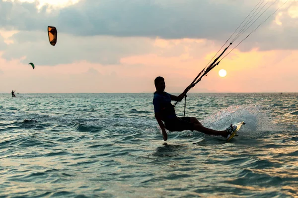 Kitesurfing Kiteboarding Egzotycznej Wyspie Tematyczne Zdjęcia Akcji — Zdjęcie stockowe