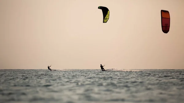 在一个异国情调的小岛上的风筝冲浪 风筝板的动作照片 — 图库照片
