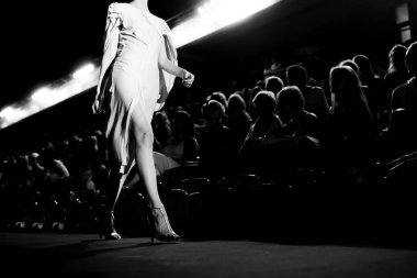 Moda podyumu defilesi, gösteri finalinde manken yürüyüşü. Moda haftası temalı fotoğraf.