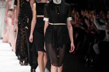 Moda podyumu defilesi, gösteri finalinde manken yürüyüşü. Moda haftası temalı fotoğraf.
