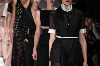Moda podyumu defilesi, gösteri finalinde manken yürüyüşü. Moda haftası temalı fotoğraf.