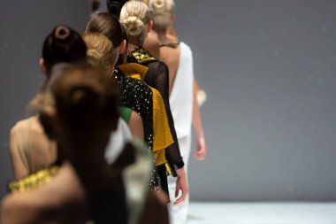Moda podyumu defilesi, gösteri finalinde manken yürüyüşü. Moda haftası temalı fotoğraf.